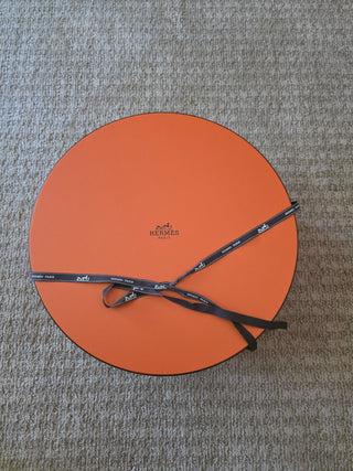 Hermès Beige Woven Straw Izia H Kilt Hat Size 59