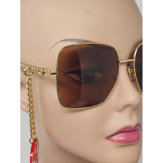 Eye catching Gucci gold-tone chain GG logo charm sunglasses