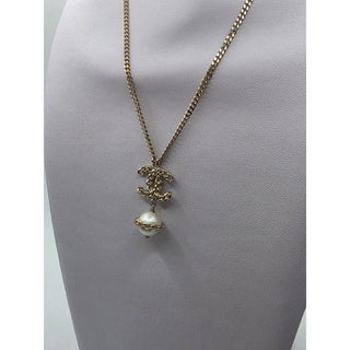 AUTH NEW Chanel Gold-tone Faux Pearl Interlocking Pendant Necklace