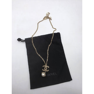 AUTH NEW Chanel Gold-tone Faux Pearl Interlocking Pendant Necklace