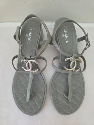 Chanel Grey Patent Leather Interlocking CC Logo T-Strap Sandals 39.5 sz