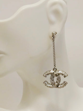 Stunning Chanel Silver-tone 2022 Strass Interlocking CC Drop Earrings