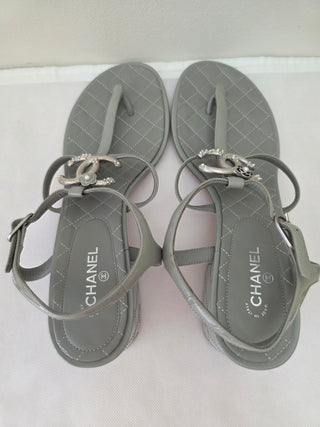 Chanel Grey Patent Leather Interlocking CC Logo T-Strap Sandals 39.5 sz