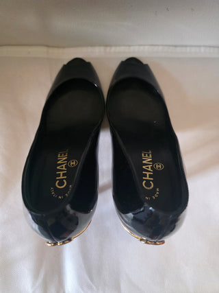 Chanel Black Patent Leather 2008 Interlocking CC Logo Pumps 39.5