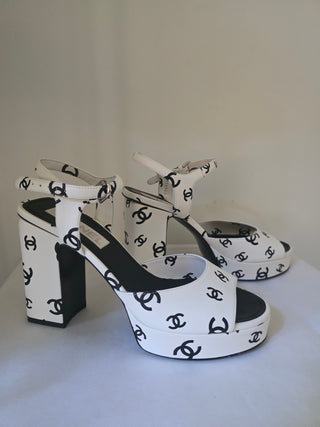 Chanel White Leather Interlocking CC Logo Leather Sandals 40 sz