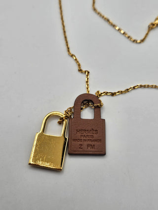 Hermès 18K Gold Pleated O'Kelly Leather Pendant Necklace