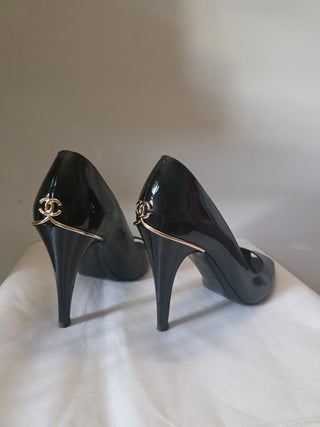 Chanel Black Patent Leather 2008 Interlocking CC Logo Pumps 39.5