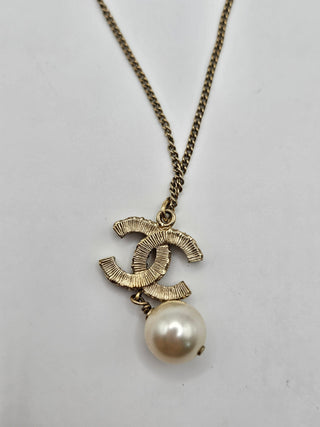 Beautiful Chanel Gold-tone Faux Pearl Enamel CC Pendant Necklace