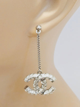 Stunning Chanel Silver-tone 2022 Strass Interlocking CC Drop Earrings