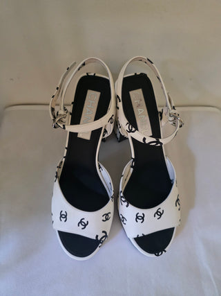 Chanel White Leather Interlocking CC Logo Leather Sandals 40 sz
