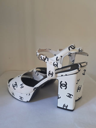 Chanel White Leather Interlocking CC Logo Leather Sandals 40 sz