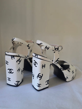Chanel White Leather Interlocking CC Logo Leather Sandals 40 sz