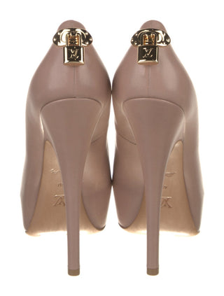 Louis Vuitton Beige leather LV logo Charms Oh Really! Pumps 40 sz