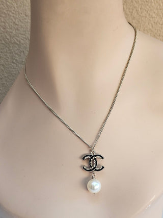 Beautiful Chanel Gold-tone Faux Pearl Enamel CC Pendant Necklace