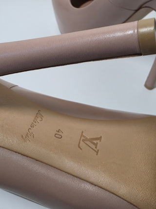 Louis Vuitton Beige leather LV logo Charms Oh Really! Pumps 40 sz