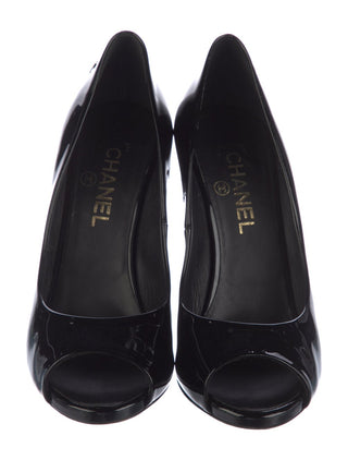 Chanel Black Patent Leather 2015 Interlocking CC Logo Pumps 39.5 sz