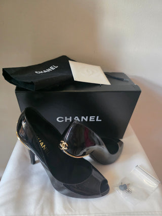 Chanel Black Patent Leather 2008 Interlocking CC Logo Pumps 39.5