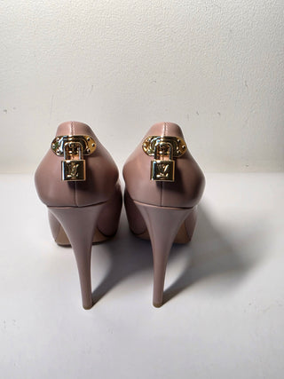 Louis Vuitton Beige leather LV logo Charms Oh Really! Pumps 40 sz