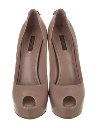 Louis Vuitton Beige leather LV logo Charms Oh Really! Pumps 40 sz