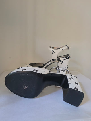 Chanel White Leather Interlocking CC Logo Leather Sandals 40 sz