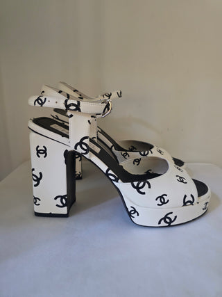 Chanel White Leather Interlocking CC Logo Leather Sandals 40 sz