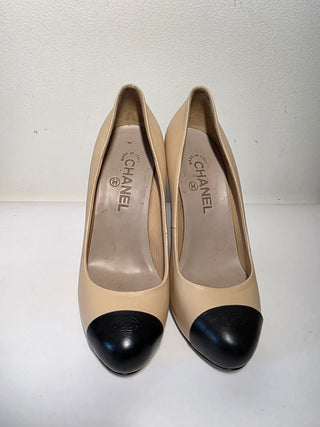 Chanel Beige leather 2013 Interlocking CC Logo Pumps 39 sz