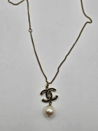 Beautiful Chanel Gold-tone Faux Pearl Enamel CC Pendant Necklace