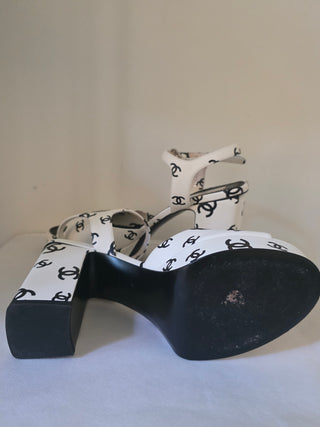 Chanel White Leather Interlocking CC Logo Leather Sandals 40 sz