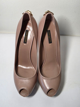 Louis Vuitton Beige leather LV logo Charms Oh Really! Pumps 40 sz