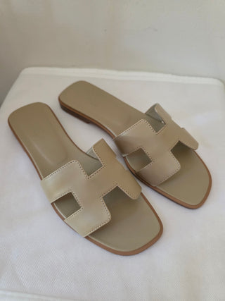 Hermès Beige Oran Leather Slides 40 sz