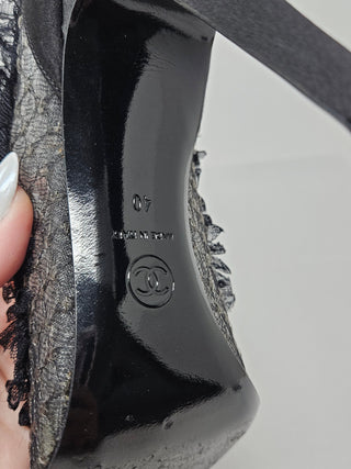 Chanel black satin Interlocking CC Logo Round-Toe pumps 40 EU