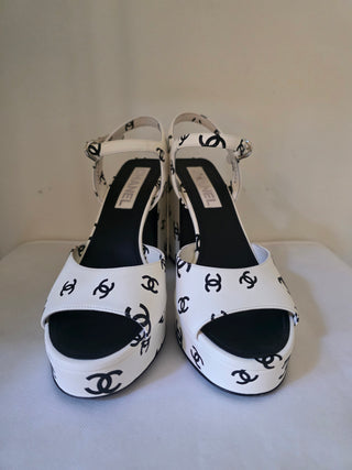 Chanel White Leather Interlocking CC Logo Leather Sandals 40 sz