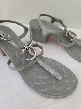 Chanel Grey Patent Leather Interlocking CC Logo T-Strap Sandals 39.5 sz