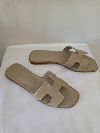 Hermès Beige Oran Leather Slides 40 sz