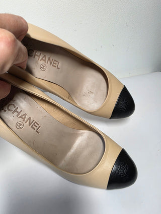 Chanel Beige leather 2013 Interlocking CC Logo Pumps 39 sz