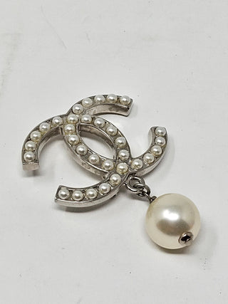 CHANEL Silver-tone Faux Pearl Interlocking CC Drop Brooch