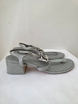 Chanel Grey Patent Leather Interlocking CC Logo T-Strap Sandals 39.5 sz