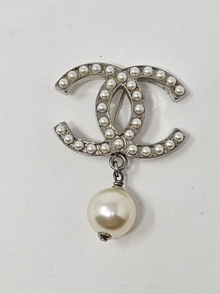 CHANEL Silver-tone Faux Pearl Interlocking CC Drop Brooch