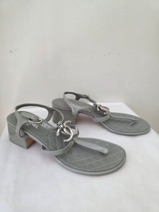 Chanel Grey Patent Leather Interlocking CC Logo T-Strap Sandals 39.5 sz