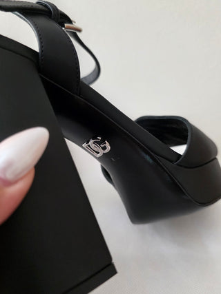Dolce and Gabana black leather DG logo platform sandals 38.5 sz