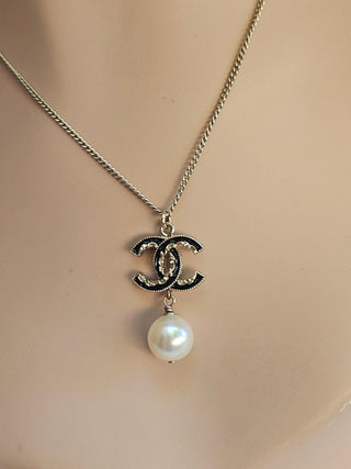 Beautiful Chanel Gold-tone Faux Pearl Enamel CC Pendant Necklace