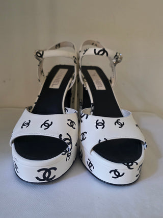 Chanel White Leather Interlocking CC Logo Leather Sandals 40 sz