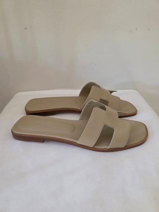 Hermès Beige Oran Leather Slides 40 sz