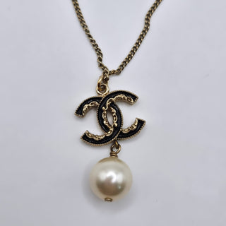 Beautiful Chanel Gold-tone Faux Pearl Enamel CC Pendant Necklace