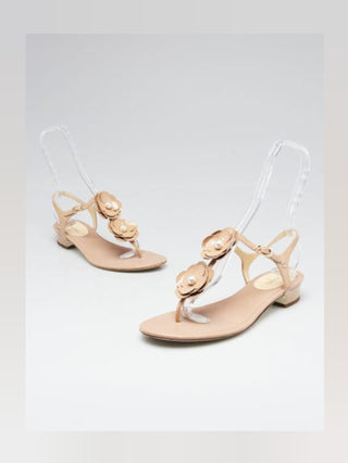 Chanel Beige Patent Leather Camellia Flower CC Logo T-Strap Thong Sandals 40.5 sz