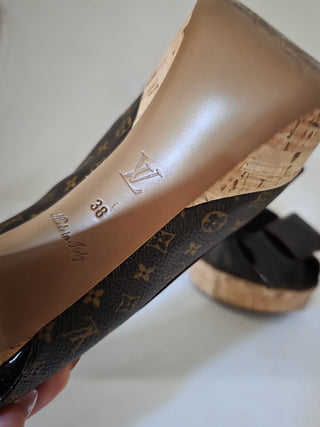 Louis Vuitton Brown LV Monogram Bow Accents Pumps 38 sz
