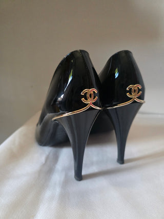Chanel Black Patent Leather 2008 Interlocking CC Logo Pumps 39.5