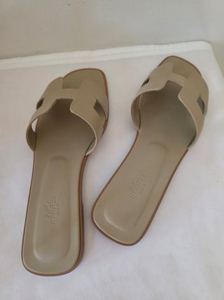 Hermès Beige Oran Leather Slides 40 sz
