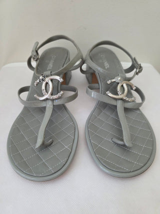 Chanel Grey Patent Leather Interlocking CC Logo T-Strap Sandals 39.5 sz