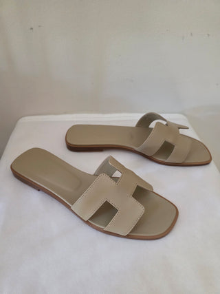 Hermès Beige Oran Leather Slides 40 sz